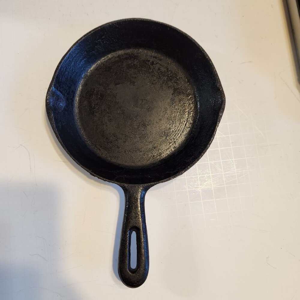 Vintage Small 6-Inch Cast Iron Skillet Frying Pan With Pour Spouts Taiwan READ